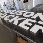 litery aluminium efekt halo